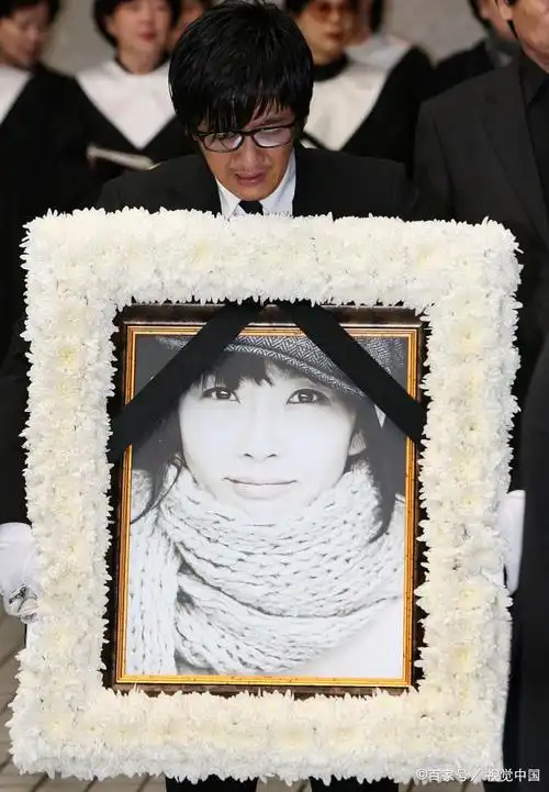 雪莉出殡当日,"东方神起"成员造型获赞,kai穿粉色衣服惹争议