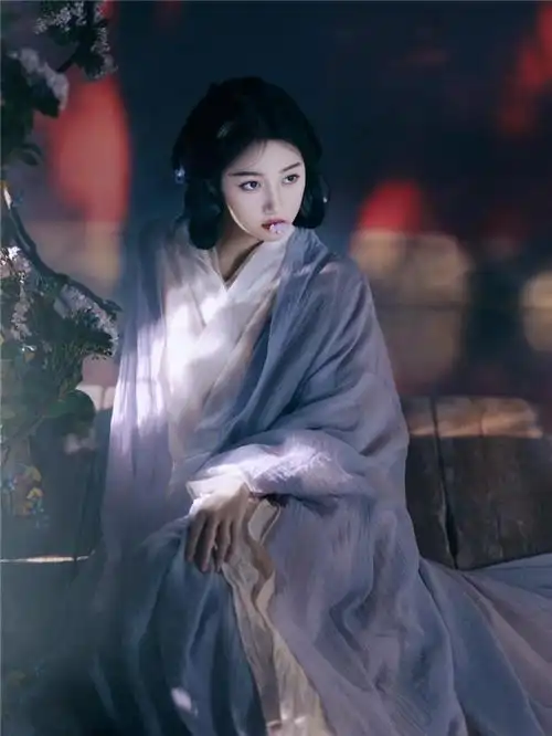 关晓彤再现撑伞古装造型婉约倩影中传承传统文化