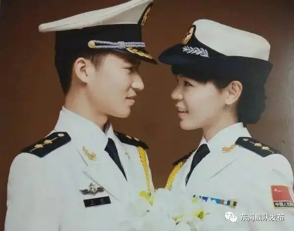 右手敬礼,左手牵你,请看东海水兵的别样浪漫|军人|军嫂|感谢你_新浪