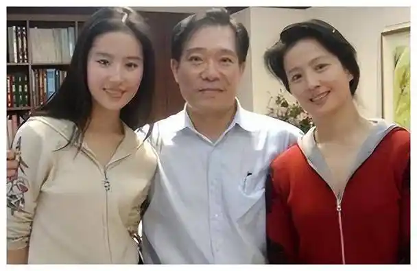 刘亦菲最新近照曝光,身材丰满遭怀孕猜测,真相揭晓!_明星_照片_时候