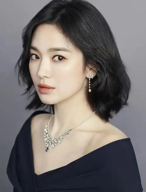 虽然她的身高不高,但是身材比例却非常好,最令人称道的是她几十年如一