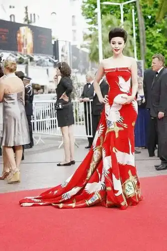 范冰冰红毯惊艳瞬间盘点:龙袍一战成名,仙鹤,花仙子造型美艳