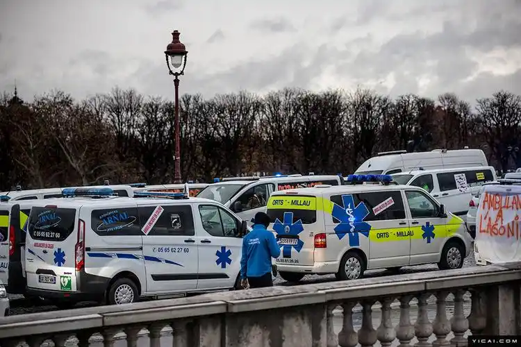 暴力示威持续 法国救护车司机封路抗议