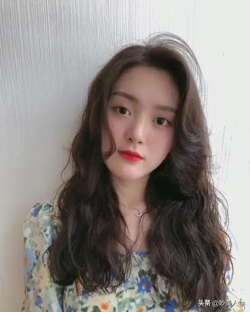 减龄中长发烫发型图片(中烫发发型图片2018)