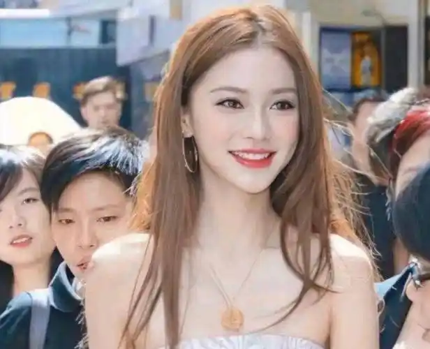 "事业爱情双丰收"的黄晓明,彻底撕开了angelababy的凄惨处境_杨颖