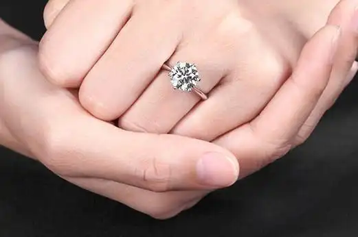 1克拉钻戒有多大