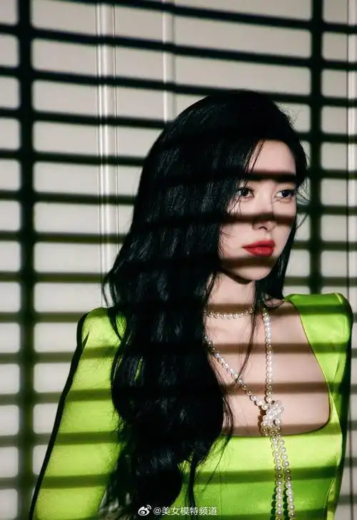 朱珠荧光绿鱼尾长裙戴珍珠项链 气质高贵优雅气场强