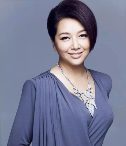 51岁江珊近照36岁丈夫比靳东颜值还高18岁女儿很满意