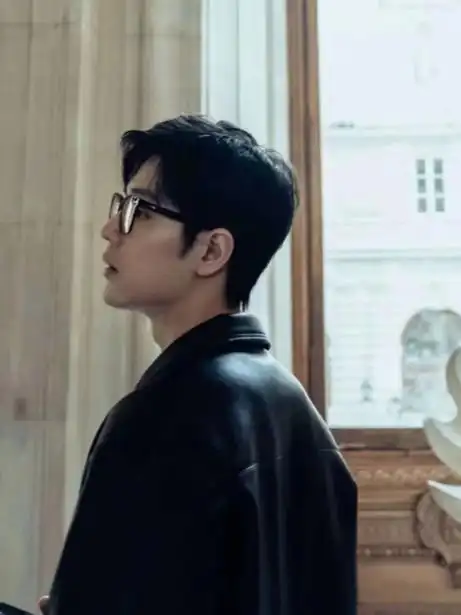 戴眼镜的肖战!太有气质了!