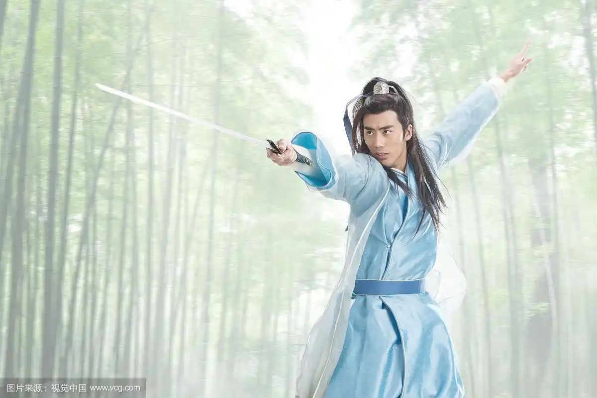 拿着剑古装帅哥