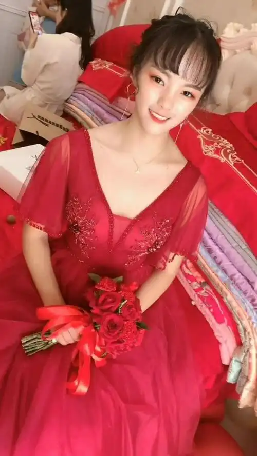 今天新娘子换了一个敬酒服,这个服装好漂亮