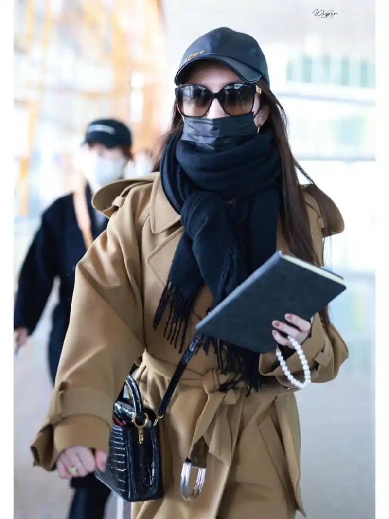 刘亦菲今日机场穿搭路透,结束巴黎时装周行程返回北京.