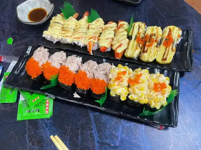 说是手握军舰天花板了店名:e家寿司位置就在万达佳慧对面的老居民楼