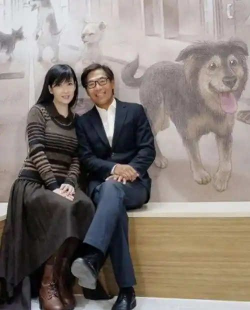 55岁周慧敏同框58岁老公,她长发白裙似少女,老公穿西装似贵公子_时尚