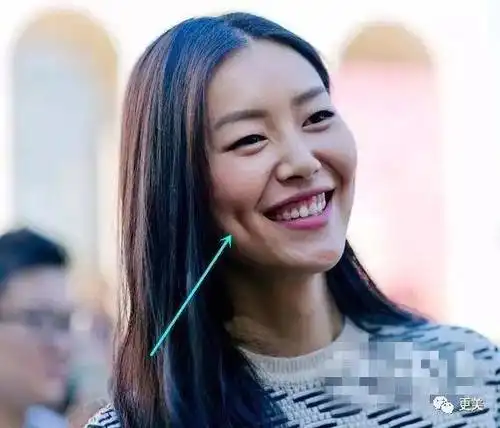 这因为大表姐的长酒窝真是太迷人了