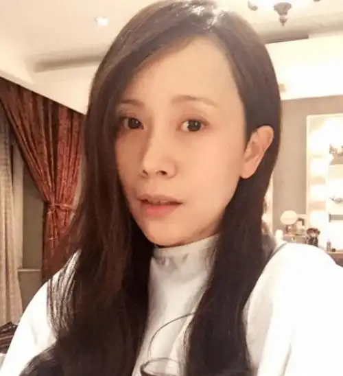 原创海清回老家祭祖素颜现身和家人团聚生图曝光本人十分显老