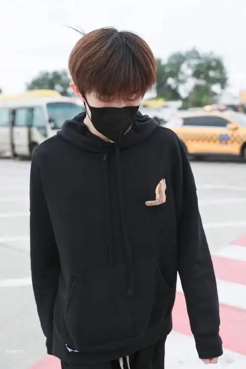 易烊千玺机场出发路透##易烊千玺黑色卫衣机场饭拍