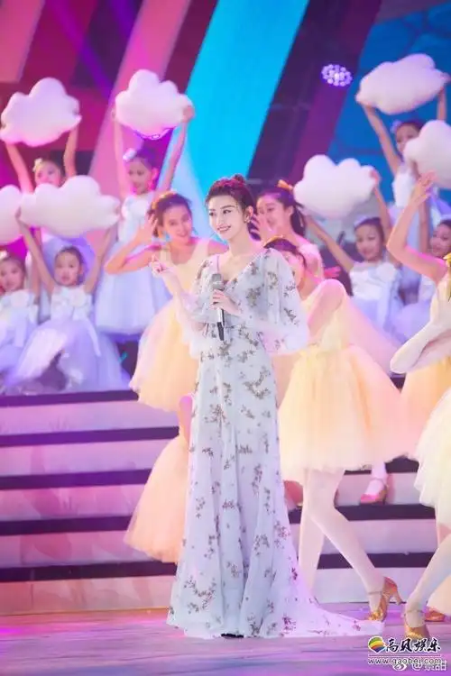 景甜此前均现身在央视春晚彩排的舞台上,期待景甜在春晚上的