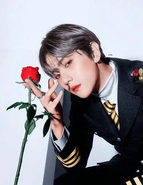 红色军装版本的啵啵虎,其实还有很多小细节,边伯贤眼睛里面美瞳的颜色