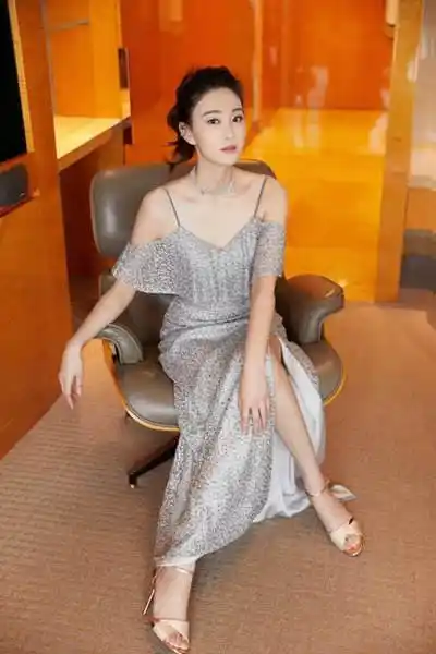 她本是18线小明星却被吴京相中后爆红终明白谢楠的担心