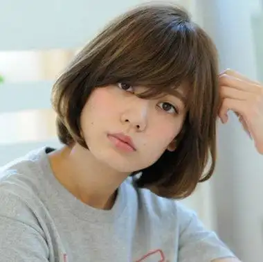 大脸短卷发发型 大脸女人短卷发发型图片(2)