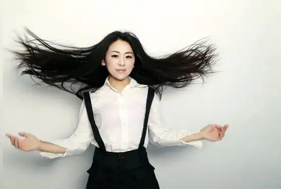 台《我要上春晚》总决赛《直通春晚》的舞台上,来自安徽的歌手李莉