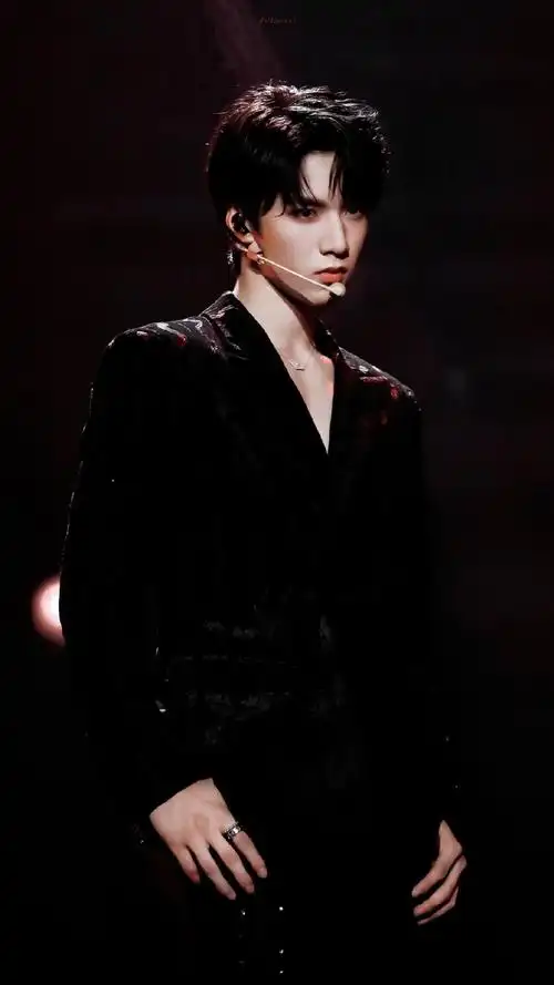 刘耀文美拉德西装