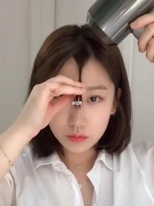 把两侧要剪的刘海统一向前梳 设定两侧长度4.