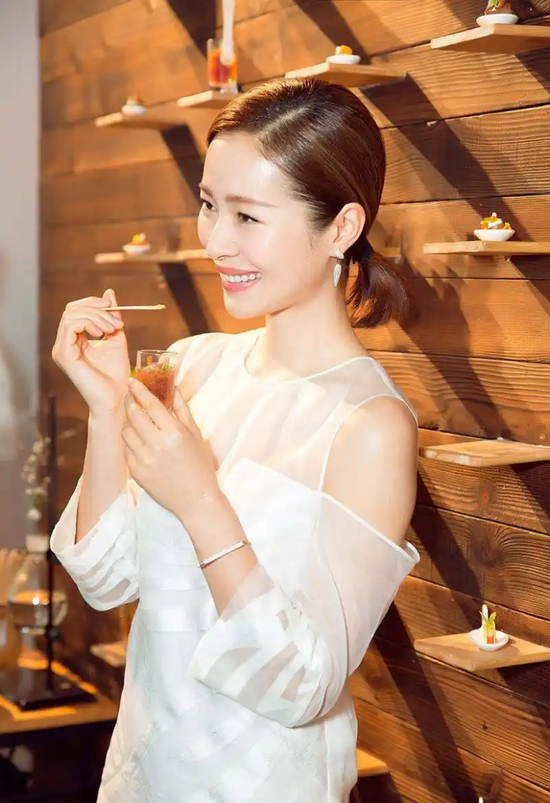 江一燕透明蕾丝裙写真