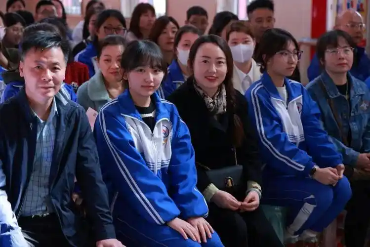 彰显爱国情怀传递青春力量银川市实验中学2024届学生成人仪式