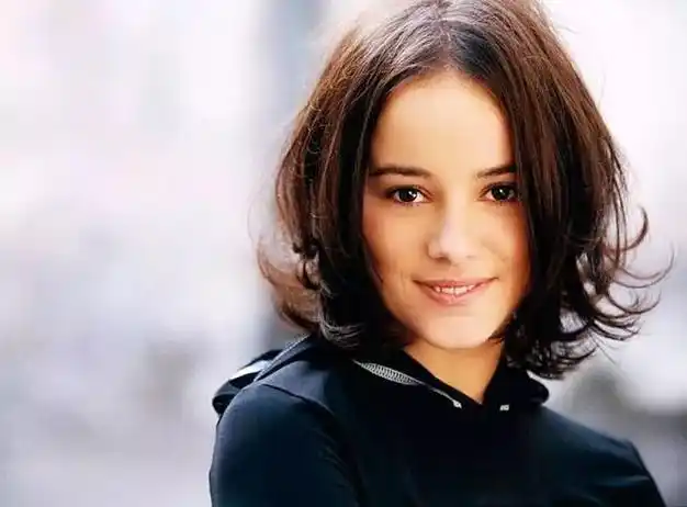 法国小天后艾莉婕天使的面孔魔鬼的身材完美的化身