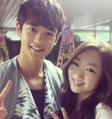 张艺兴女友李琪琪照片和资料