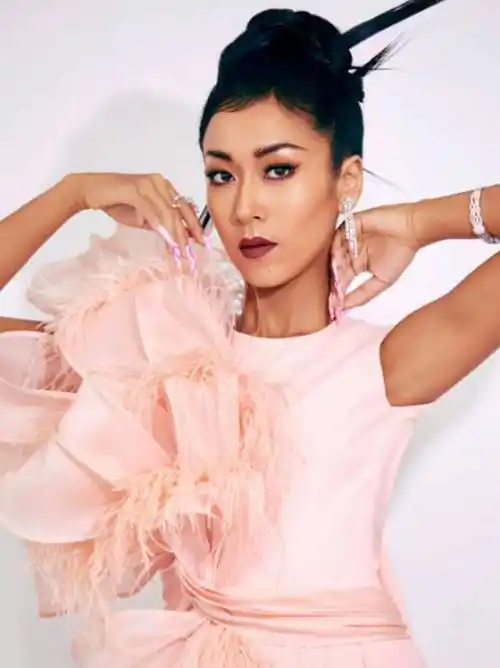 吉克隽逸泰式妆造热带雨林大片 着裸粉色披风裙气场全开_写真_自然