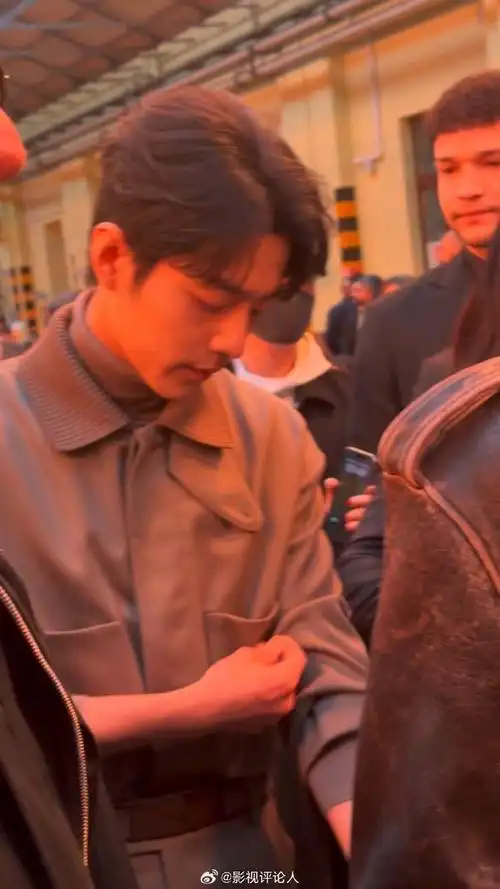 肖战米兰看秀登世趋第一#  肖战米兰看秀外网生图!