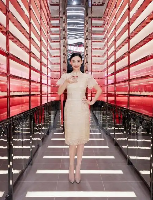 张柏芝真不拿自己当阿姨,穿蕾丝旗袍秀身材,甜美打扮不像仨娃妈