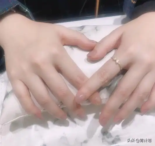 立秋过后天气干燥,双手粗糙又干裂,简单几招让手白皙滑嫩又好看