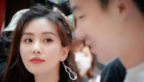 刘诗诗一袭粉色长裙,她的优雅真的是生在灵魂里!_气质_感觉_的姿态