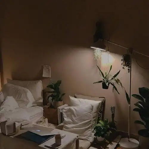 氛围满满的一人温馨小窝 点亮卧室里的夜灯感觉甚是惬意