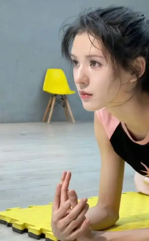 路人拍的张予曦上热搜,仰拍俯拍侧拍都扛住,努力扮丑自拍却美翻|素颜