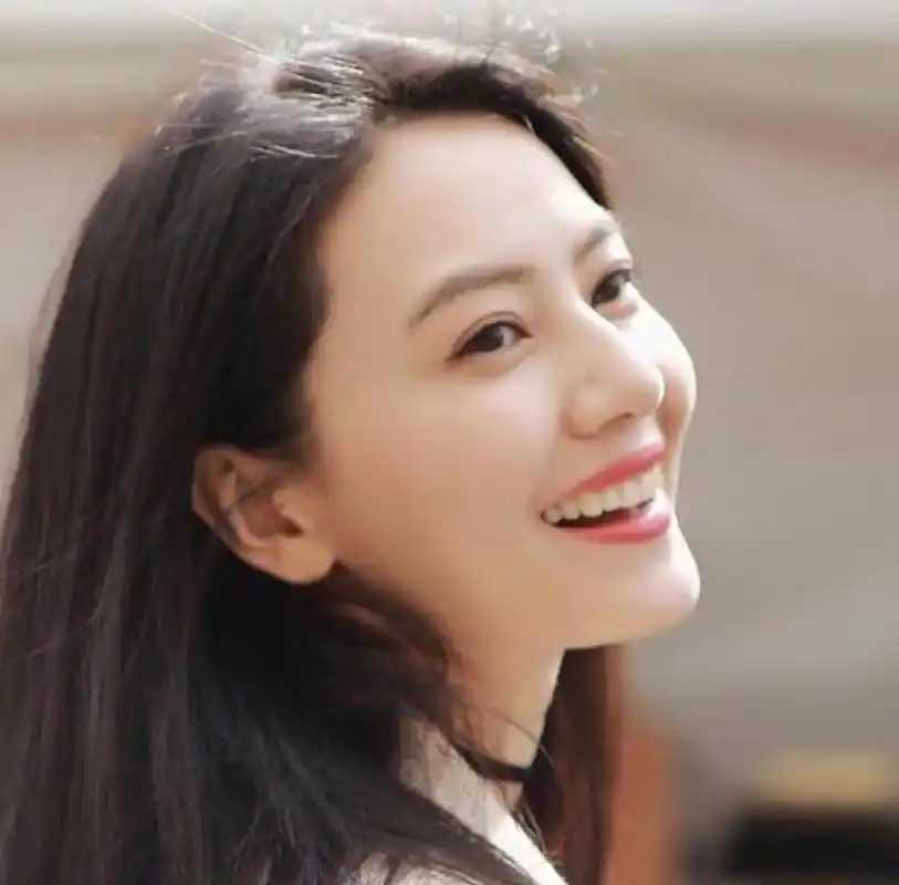 高圆圆美神降临,穿白裙戴皇冠,笑起来仪态万方是中国维纳斯吧