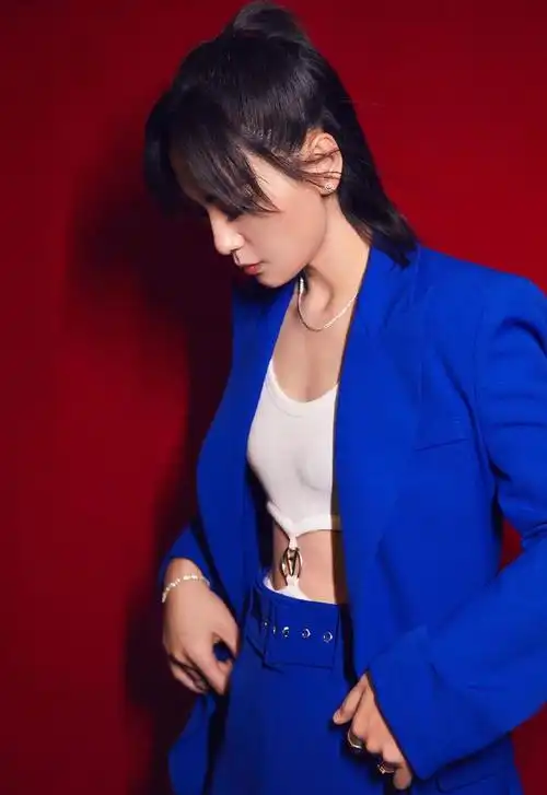 周笔畅又出来作妖了,身穿靛蓝色西装大胆袒露胸衣,率性不失媚感