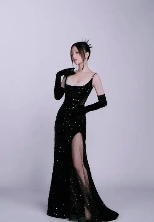 41岁张韶涵惊艳到我了,穿高开衩"钻石裙"秀美腿,真是艳而不俗_黑色