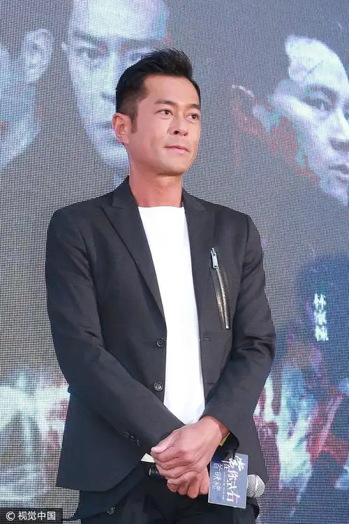 古天乐黑色拉链西装九分工装裤 脚踩小白鞋帅气潮男