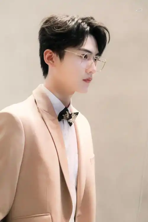 周柯宇粉色西装金丝眼镜黑色领结