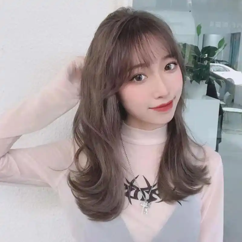 发色是苦亚麻色 这款发色夏季也是很火爆的,显白发色,非常有质感的