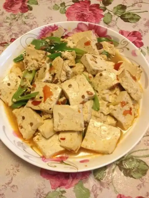 p>炒豆腐是一道常见的传统家常名菜,其主料是 a href="#" data-lemma