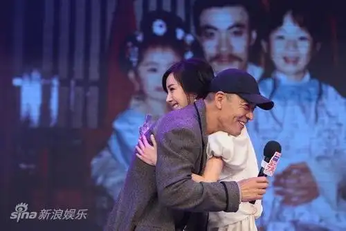 图文:光线娱乐大典启动仪式--杨幂刘威拥抱