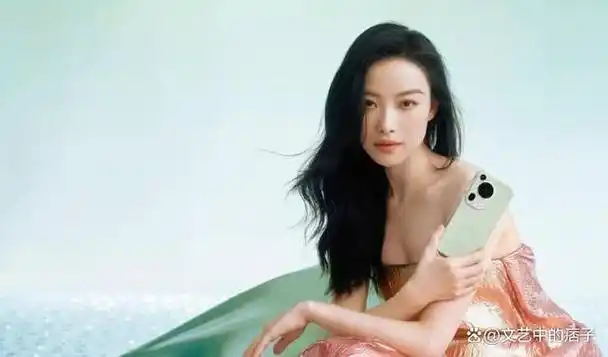 倪妮给手机做广告真敬业,人躺着把手机放胸口,粉丝称想变成手机