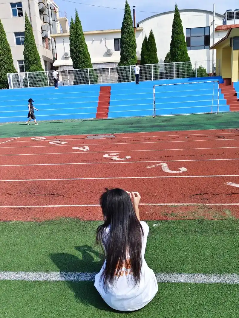 校园生活 #清纯女高 #背影 #操场 #学生时代 长发 衬 - 抖音