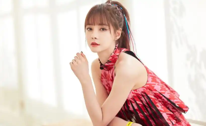 沈梦辰晒美照,自曝为穿进礼服连饿2天瘦4斤,锁骨窝纸片腰抢镜